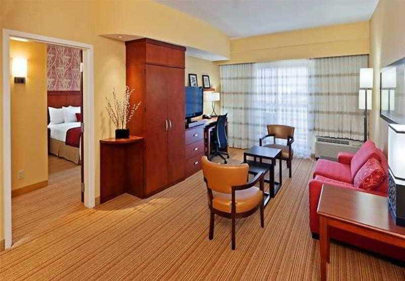 Готель Courtyard By Marriott Tulsa Woodland Hills Екстер'єр фото