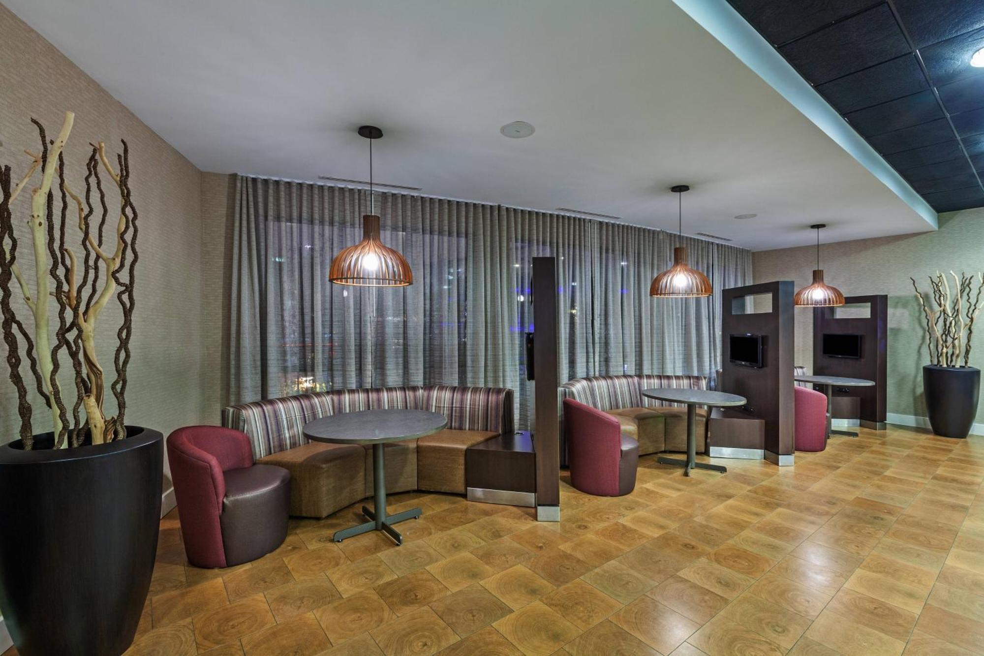 Готель Courtyard By Marriott Tulsa Woodland Hills Екстер'єр фото