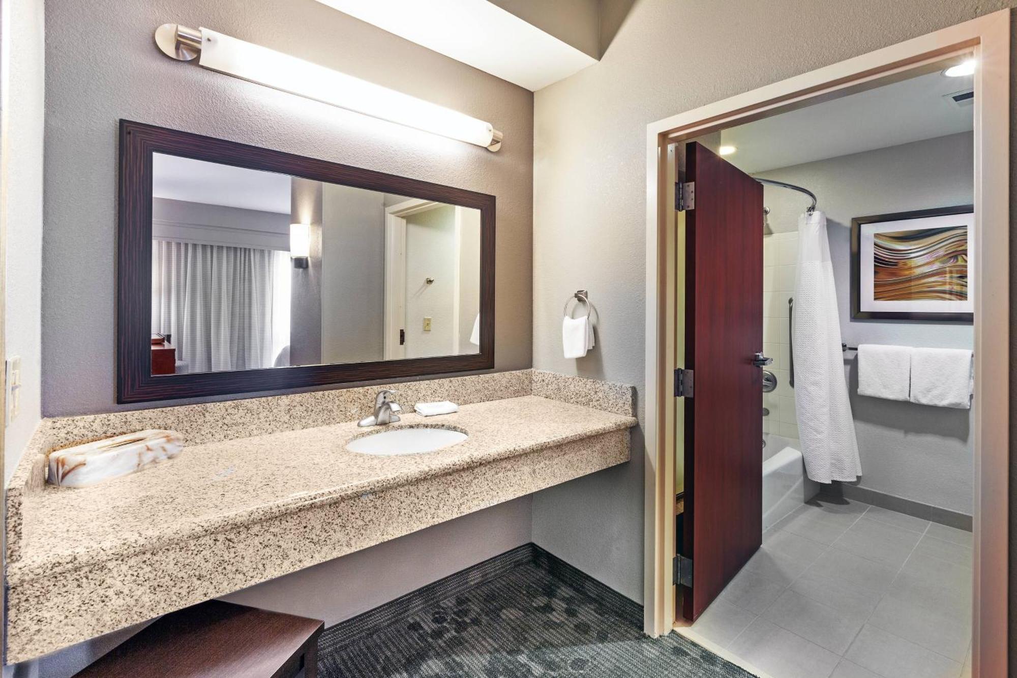 Готель Courtyard By Marriott Tulsa Woodland Hills Екстер'єр фото