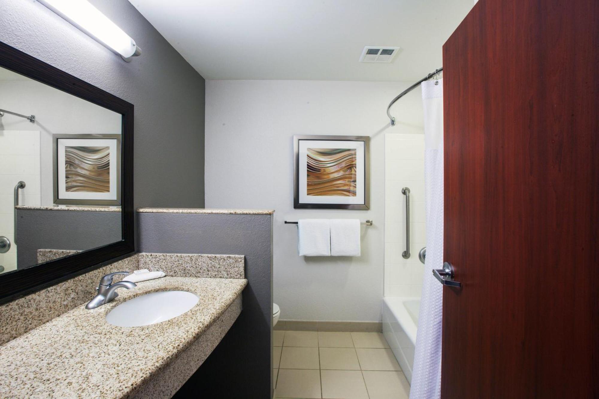 Готель Courtyard By Marriott Tulsa Woodland Hills Екстер'єр фото