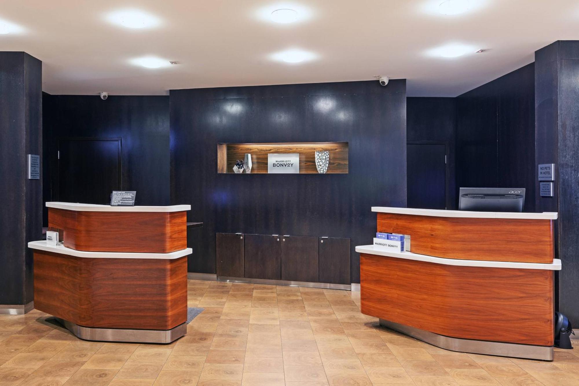Готель Courtyard By Marriott Tulsa Woodland Hills Екстер'єр фото