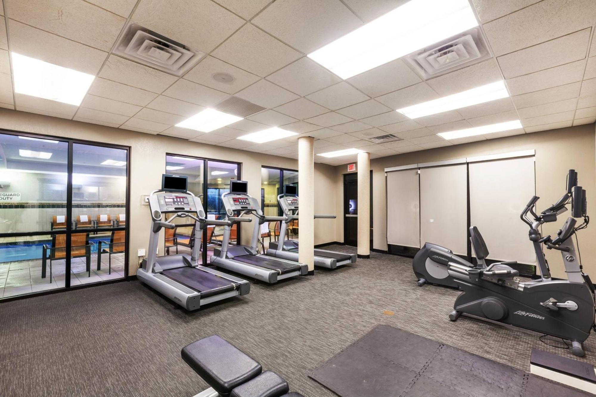 Готель Courtyard By Marriott Tulsa Woodland Hills Екстер'єр фото