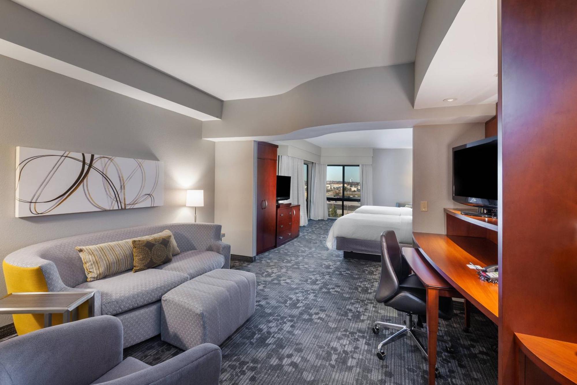 Готель Courtyard By Marriott Tulsa Woodland Hills Екстер'єр фото