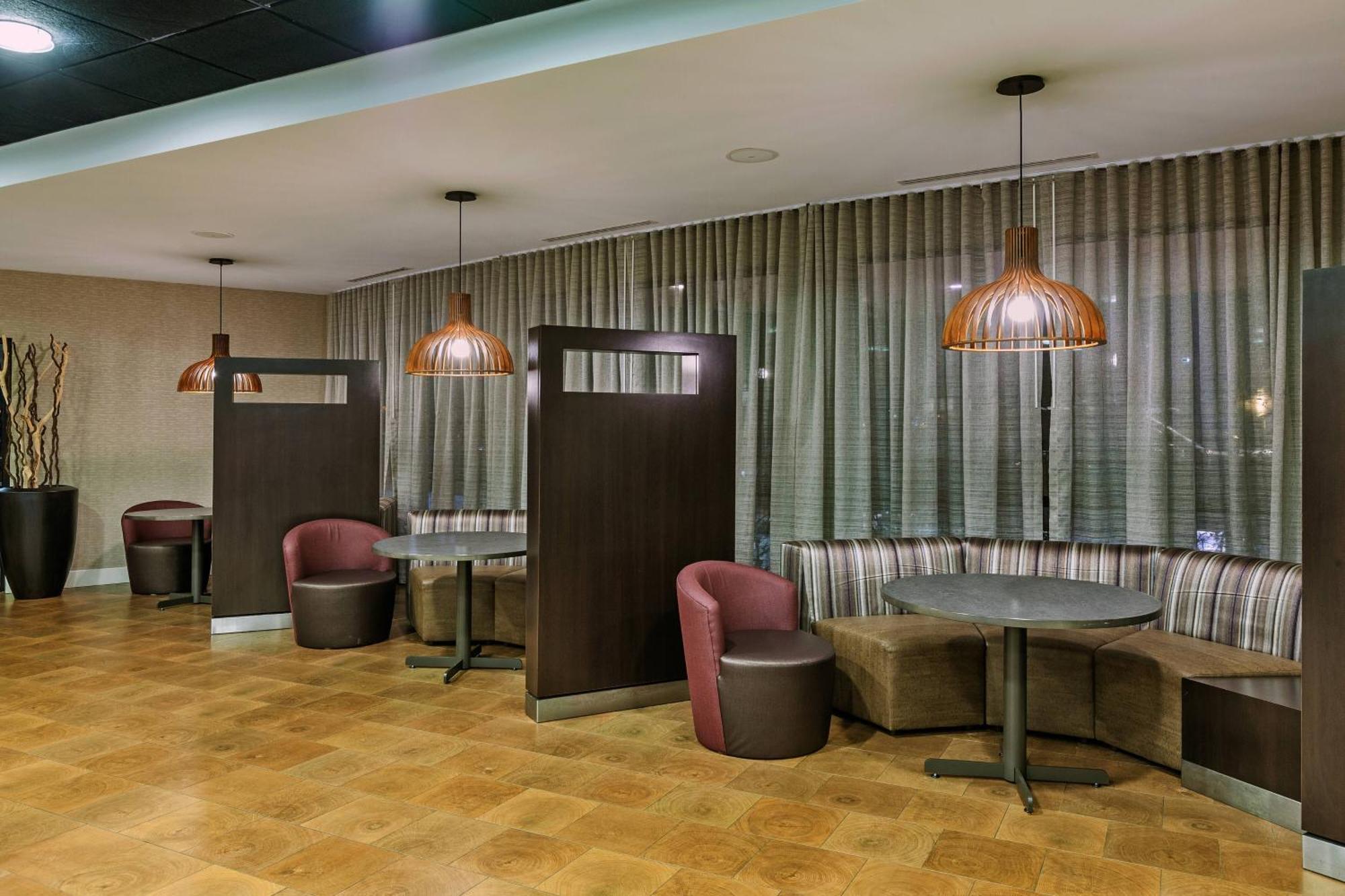 Готель Courtyard By Marriott Tulsa Woodland Hills Екстер'єр фото