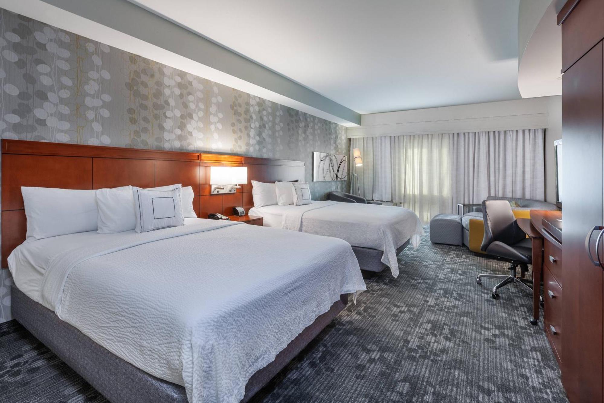 Готель Courtyard By Marriott Tulsa Woodland Hills Екстер'єр фото