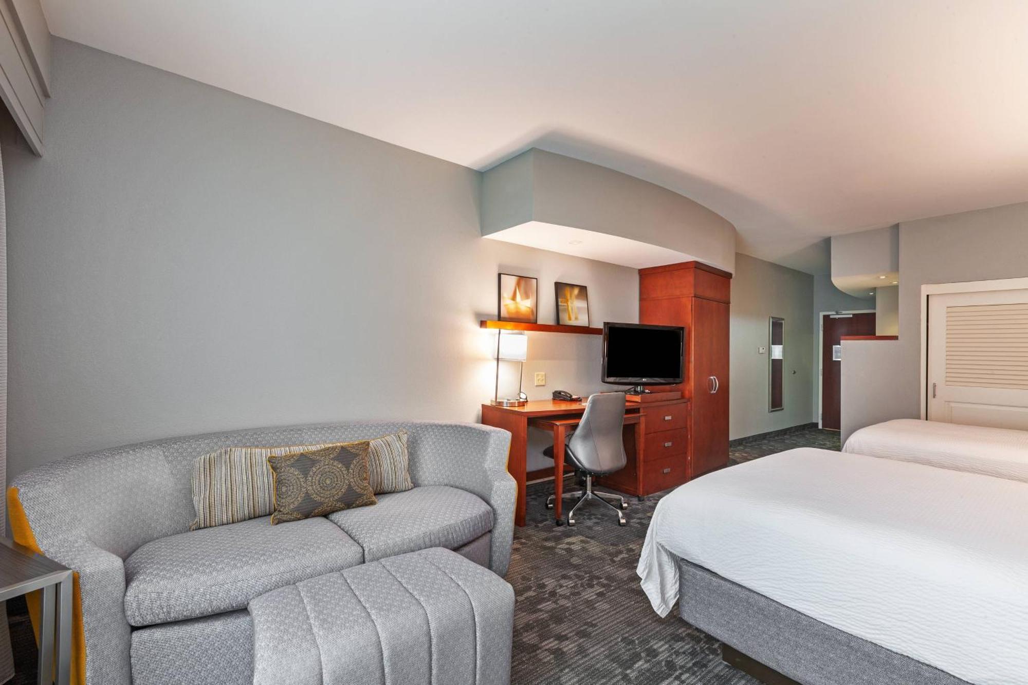 Готель Courtyard By Marriott Tulsa Woodland Hills Екстер'єр фото