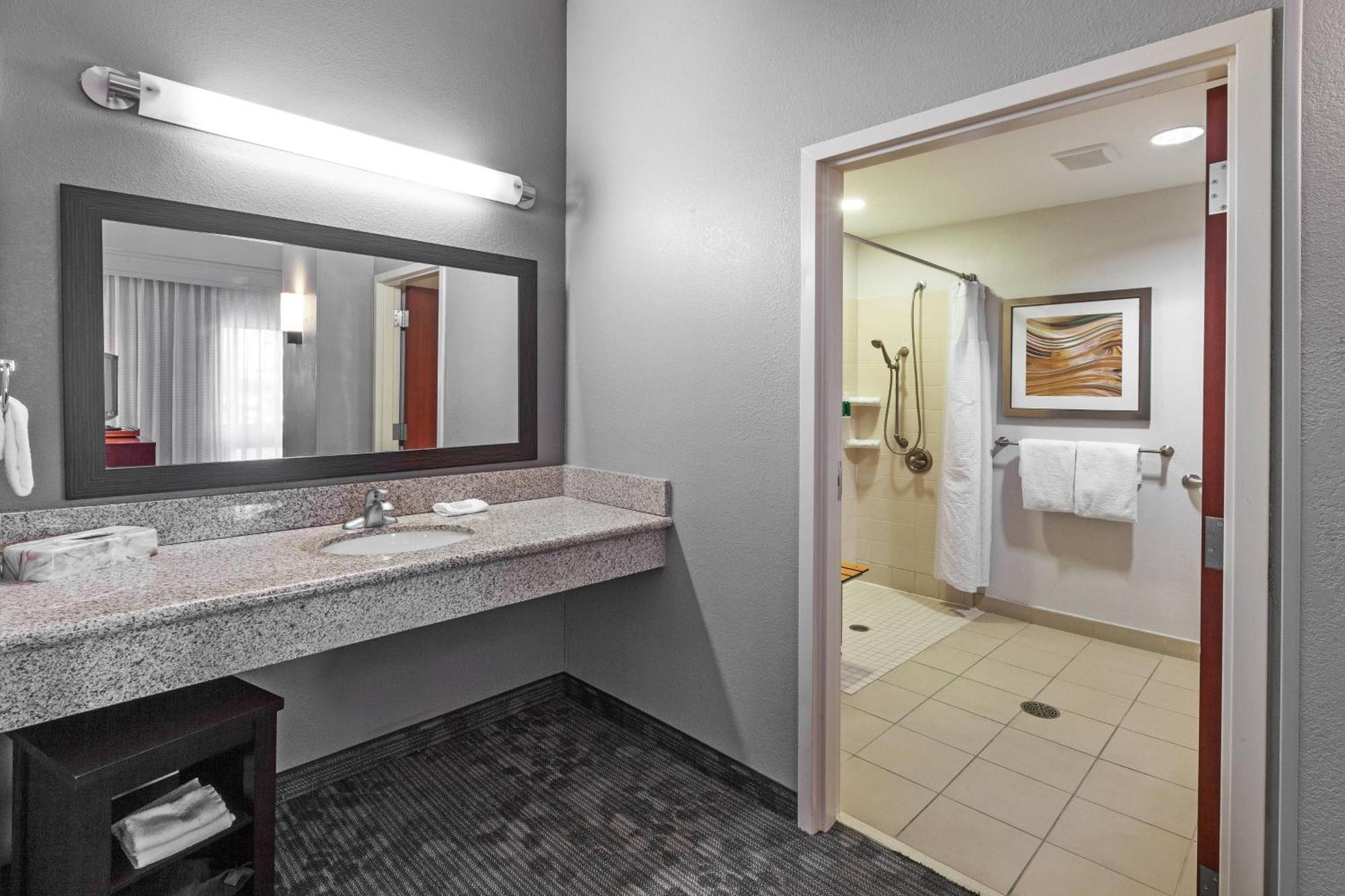 Готель Courtyard By Marriott Tulsa Woodland Hills Екстер'єр фото