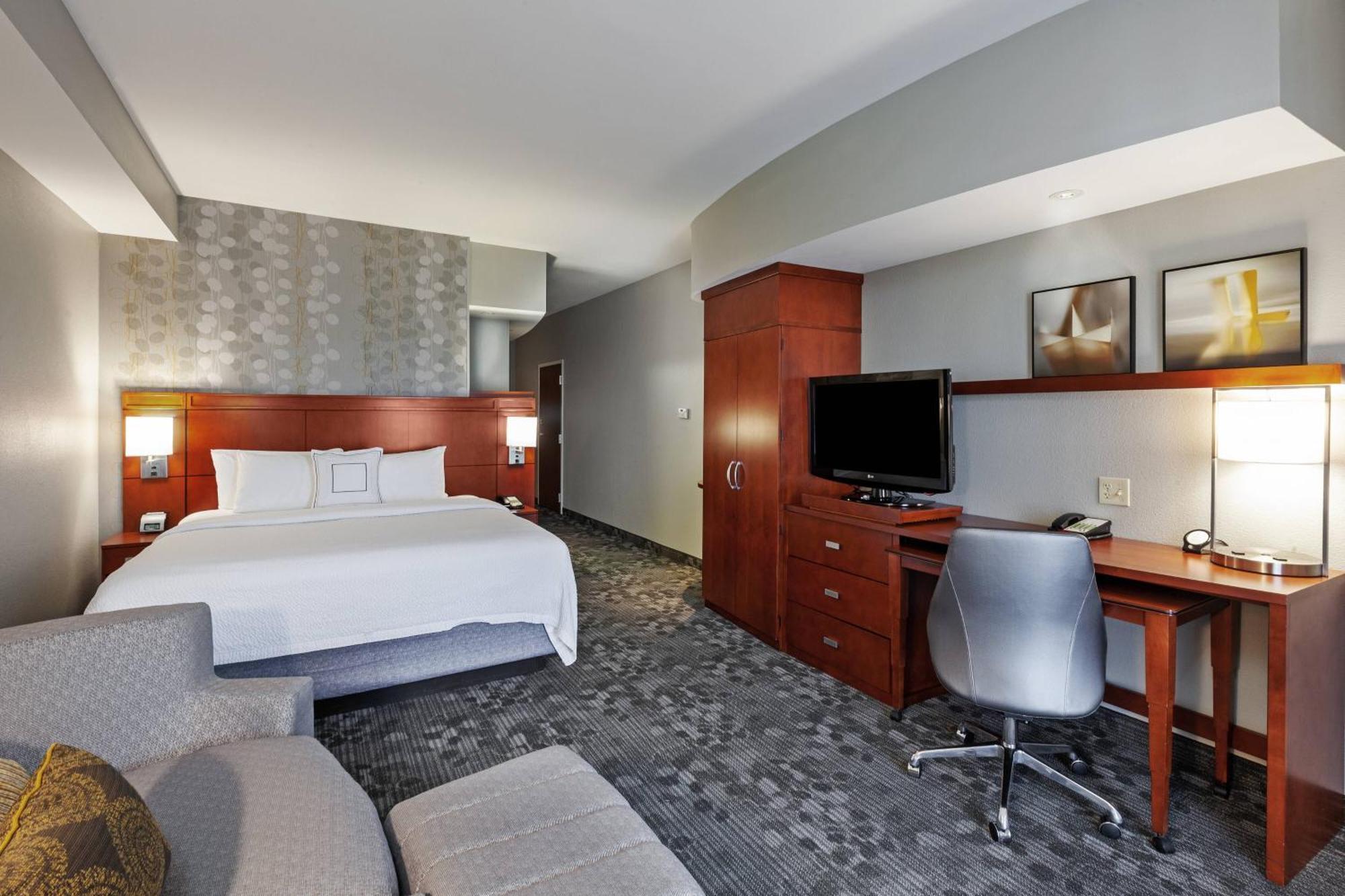 Готель Courtyard By Marriott Tulsa Woodland Hills Екстер'єр фото