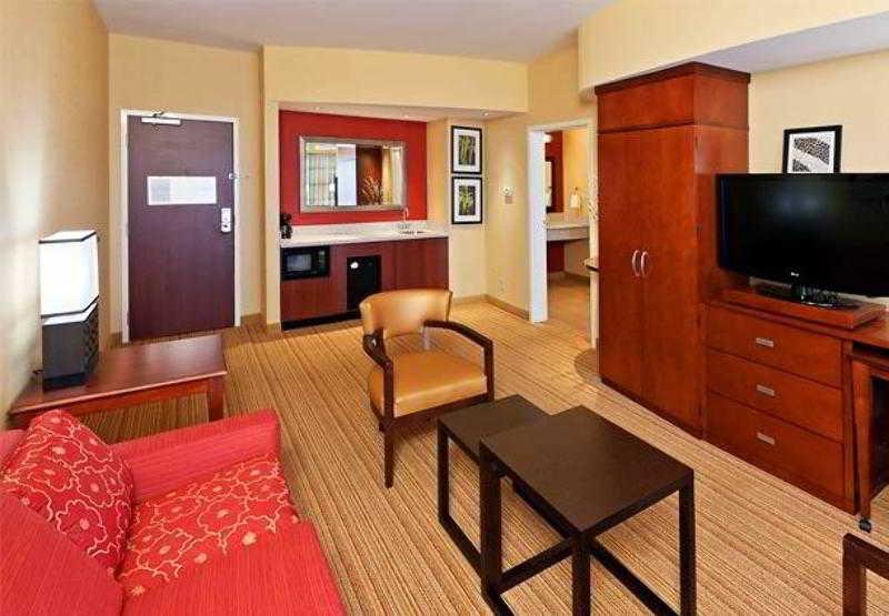 Готель Courtyard By Marriott Tulsa Woodland Hills Екстер'єр фото