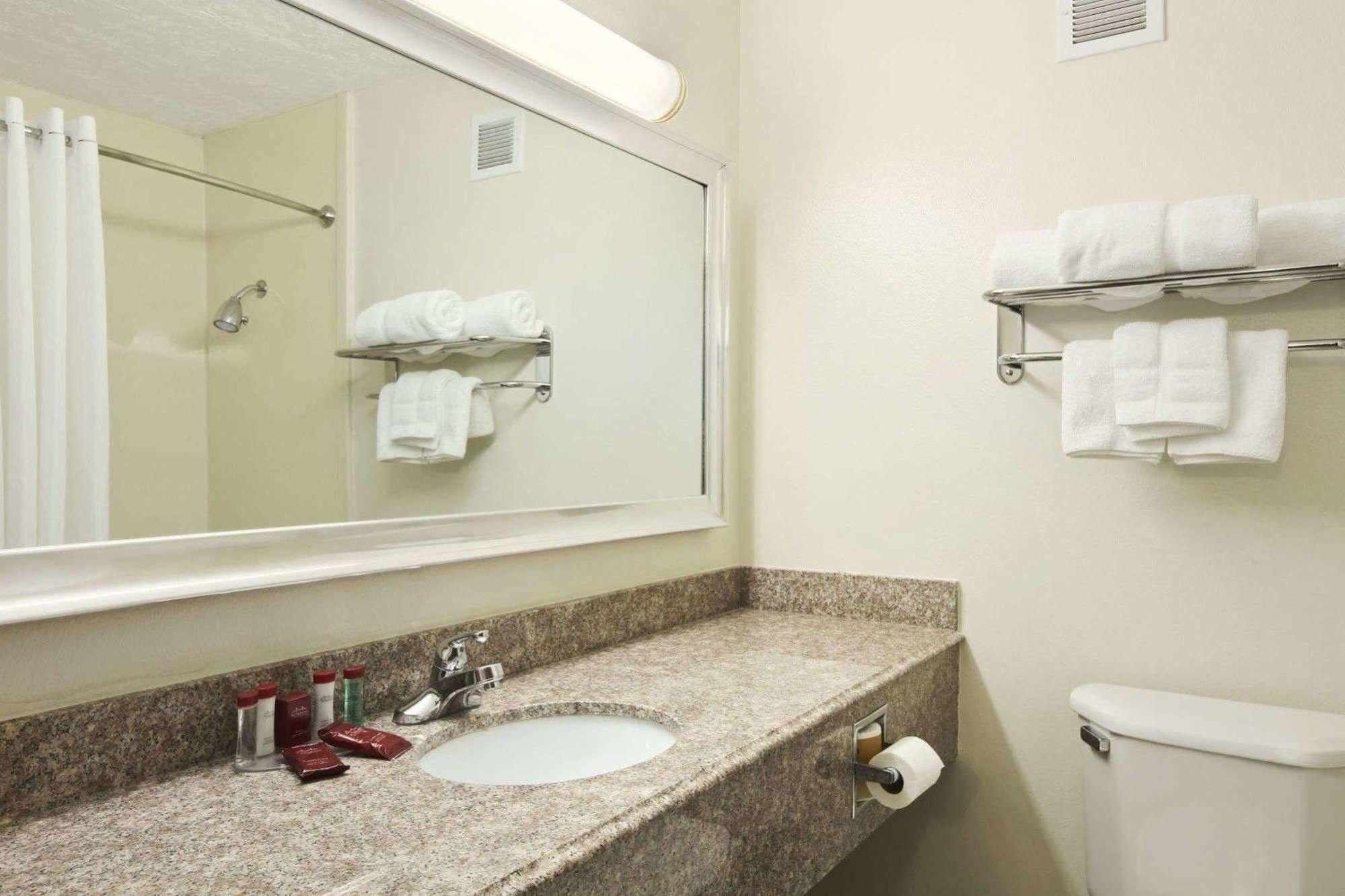 Готель Courtyard By Marriott Tulsa Woodland Hills Екстер'єр фото